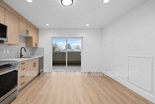 Building Photo - 4642 N Maple Grove Rd