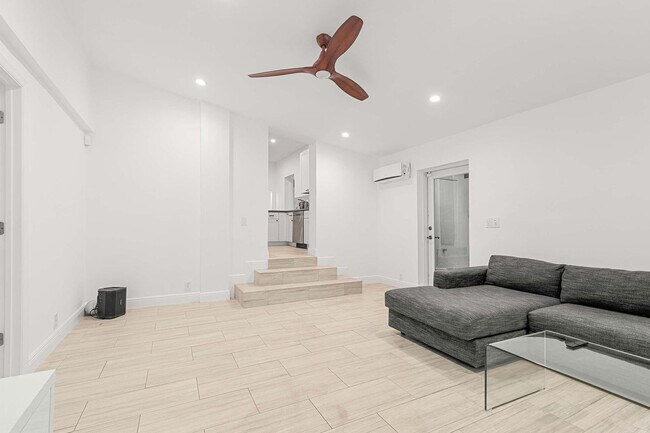 Foto del edificio - 443 NE 71st St