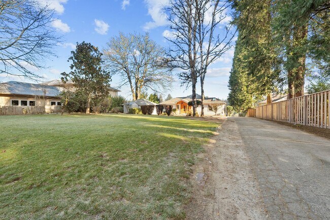 Foto del edificio - Lake Oswego Four Bedroom Home with View of...