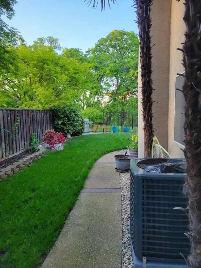 Building Photo - "Coveted Comfort: Spacious 4-Bed, 3-Bath H...