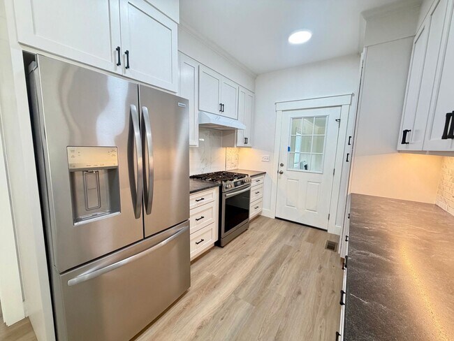 Foto del edificio - Magnolia Drive is Ready for YOU!