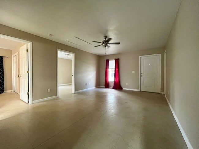 Building Photo - 2 Bed/1 Bath Duplex