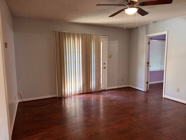 Foto del edificio - 3993-3997 VALLEY DR