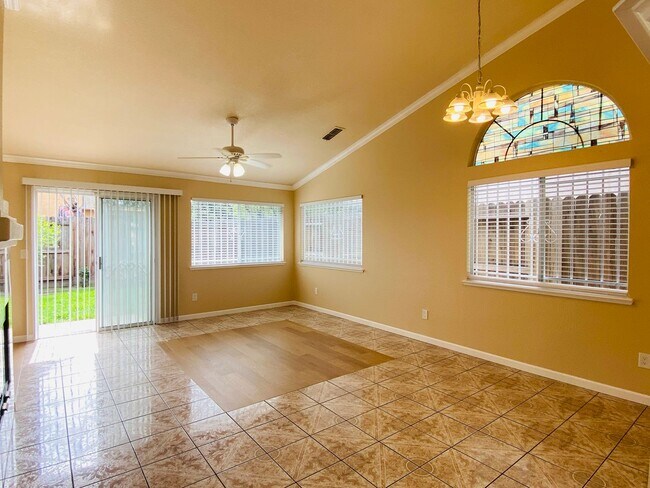 Building Photo - Beautiful Three Bed, Two Bath Home in the ...