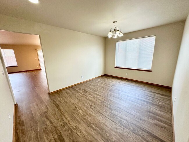 Foto del edificio - 4 Bed 2 Bath Home with Garage and Yard