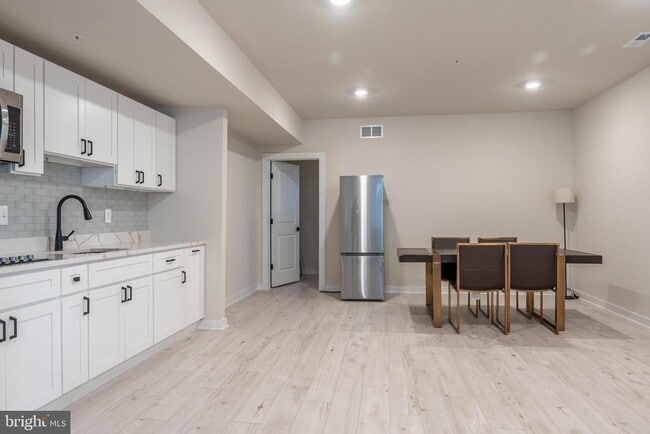 Building Photo - 402 Mdw Crk Dr