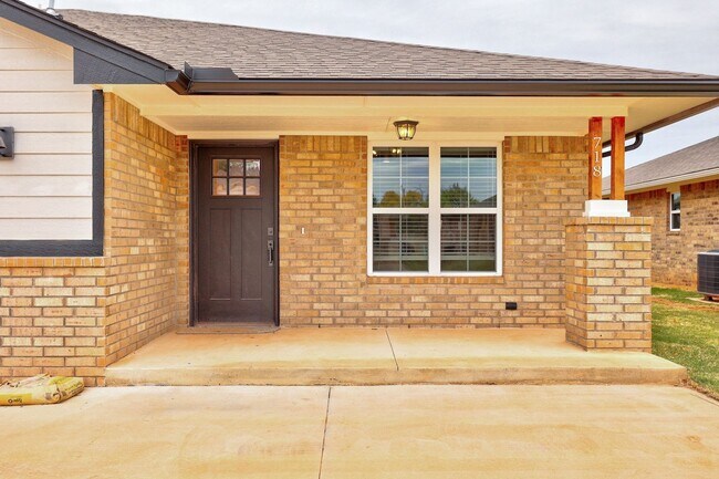 Foto del edificio - 718 Ivy Ln