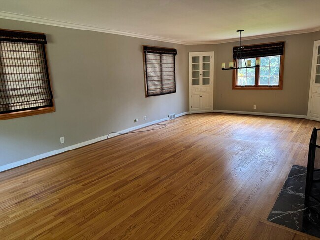 Building Photo - Brick Cape Cod in Upper Arlington School D...