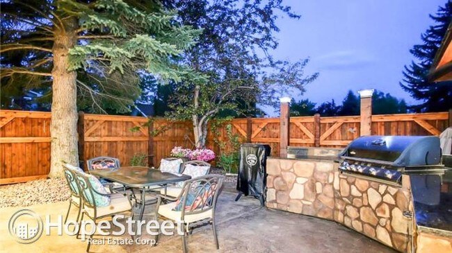 Building Photo - 5 bedroom in Calgary AB T2J 3X8