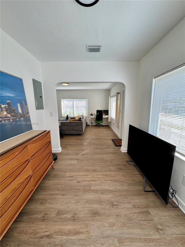 Foto del edificio - 1215 NE 109th St