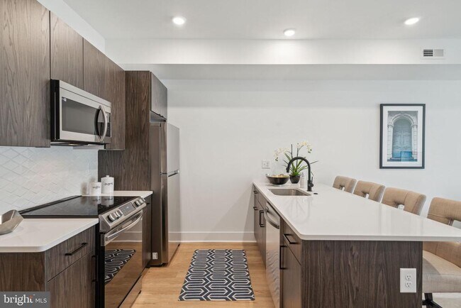 Building Photo - 1419 W Grange Ave