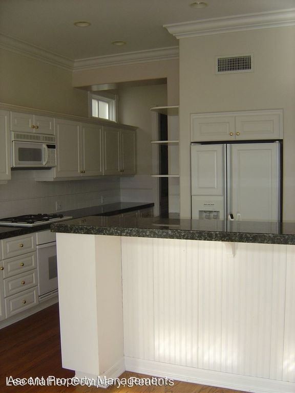 Building Photo - 4 br, 3.5 bath House - 859 I Ave.