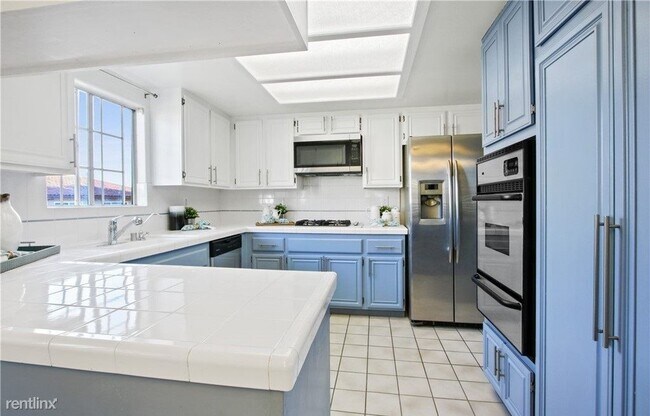 Building Photo - 1 br, 1 bath Condo - 942 W 10th St