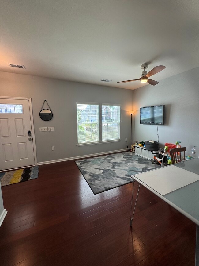 Foto del edificio - 624 Leonard Ln