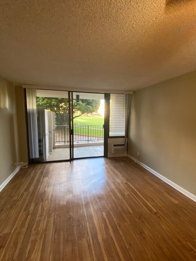 Living room of nice trees and greenery - 3138 Waialae Ave
