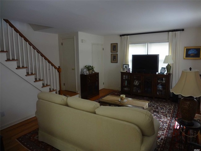 Building Photo - 62 Hillview Ave