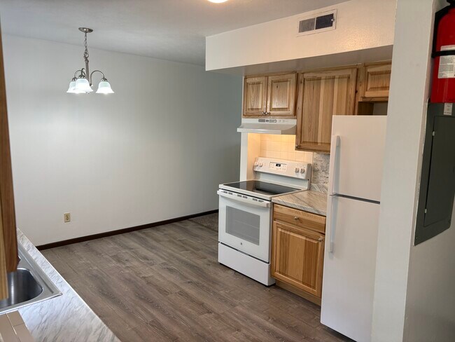 Kitchen / Dinning Area - 715 Pearl Dr