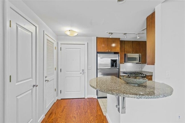Building Photo - 3338 Peachtree Rd NE