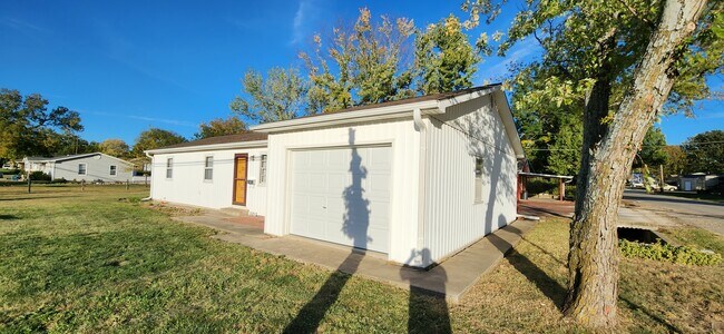 Small Storage Garage - 1225 S Margrave St