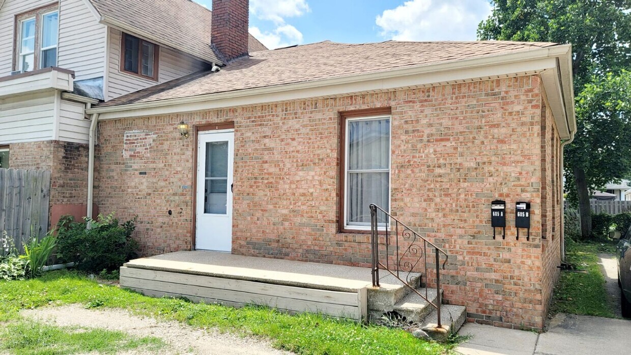 Primary Photo - 402 Mishawaka Ave