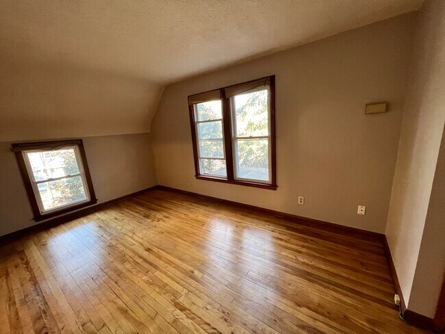 Building Photo - 3058 Hayes St NE