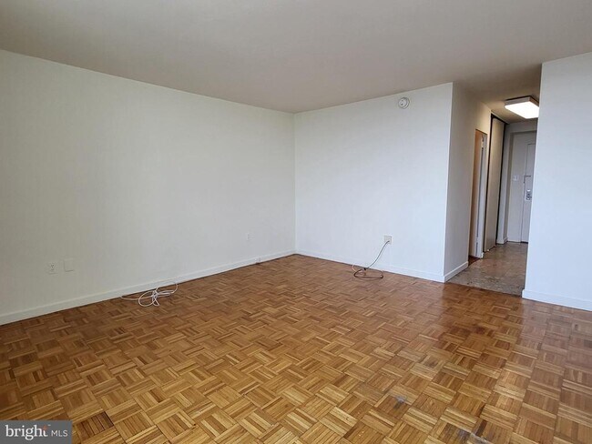 Foto del edificio - 604 S Washington Square