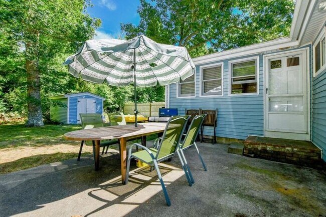 Building Photo - 2 bedroom in Mattapoisett MA 02739