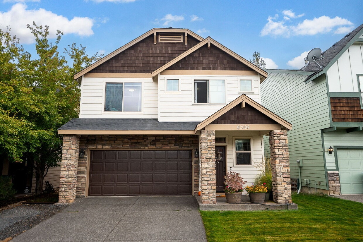 Primary Photo - Spacious 4-bed Home with High Ceilings