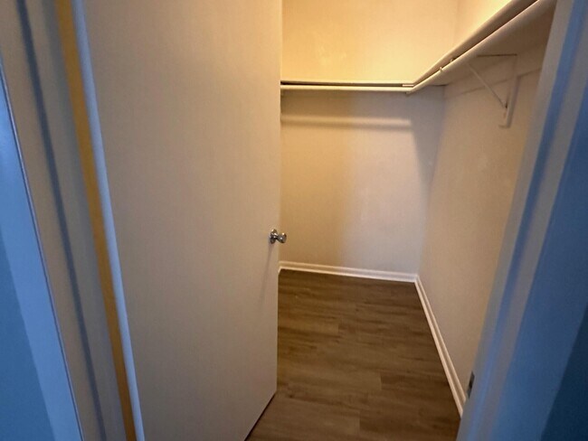Foto del edificio - 2100 Forest Knoll Dr NE