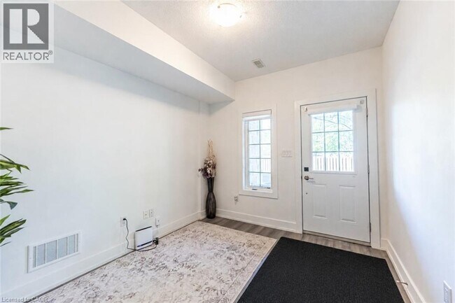 Photo du bâtiment - 1401 Plains Rd E