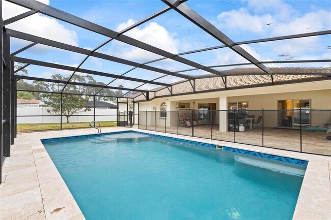 Foto del edificio - 61 Farmsworth Dr