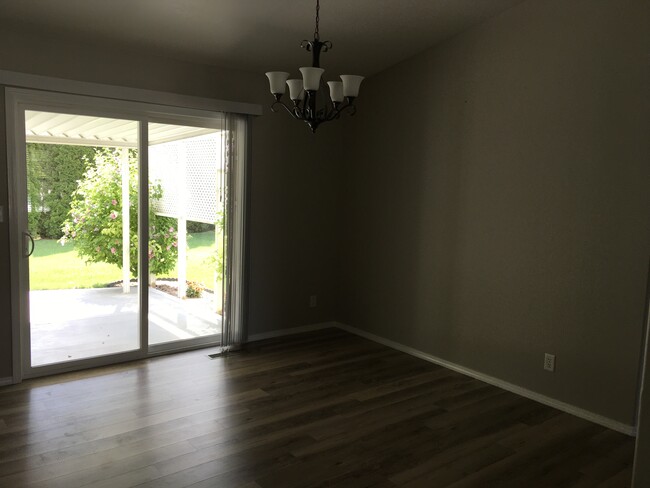 Dining area - 1671 Atlantic St