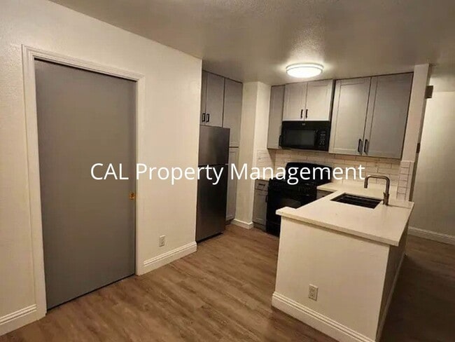 Building Photo - Cozy 1-Bedroom Apartment with Fireplace