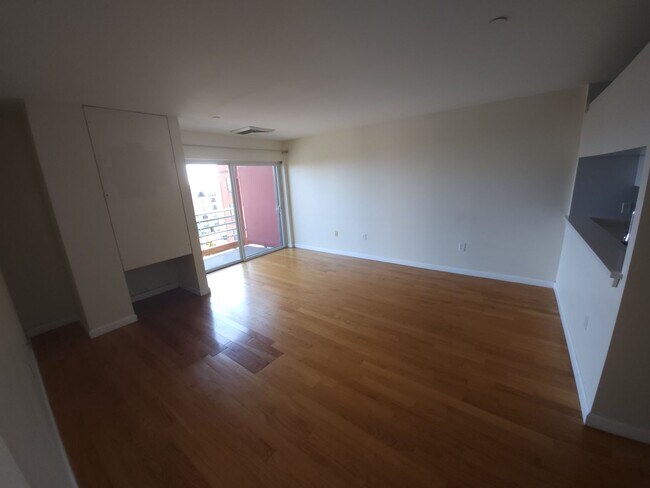 Building Photo - Spacious 2 Bd 1 Bath Condo Near North Quin...