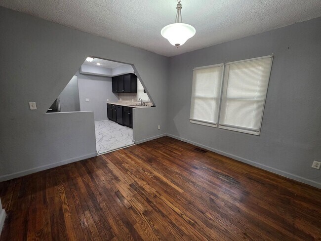 Foto del edificio - 3 Bedroom Home Near Zoo & Parks!