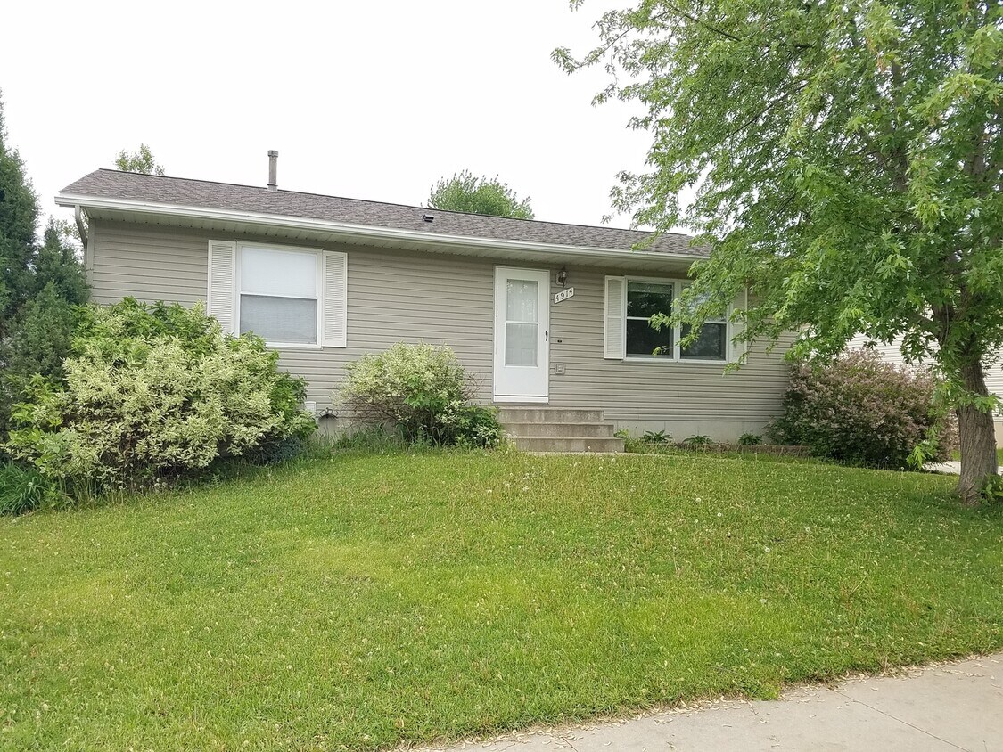 Foto principal - Great location, roomy yard, huge garage!