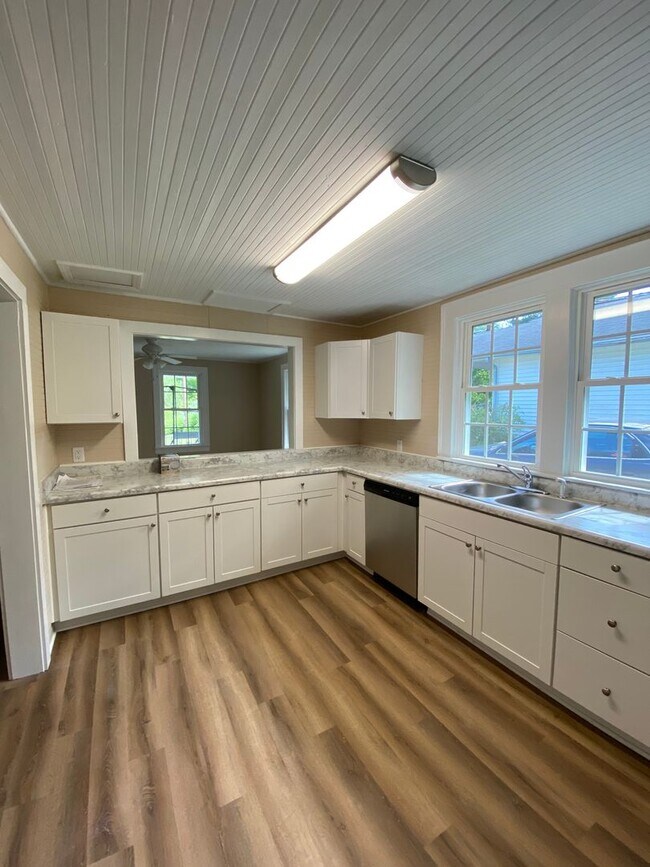Building Photo - Recently renovated bungalow close to downt...