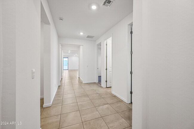 Foto del edificio - 25146 W Bowker St