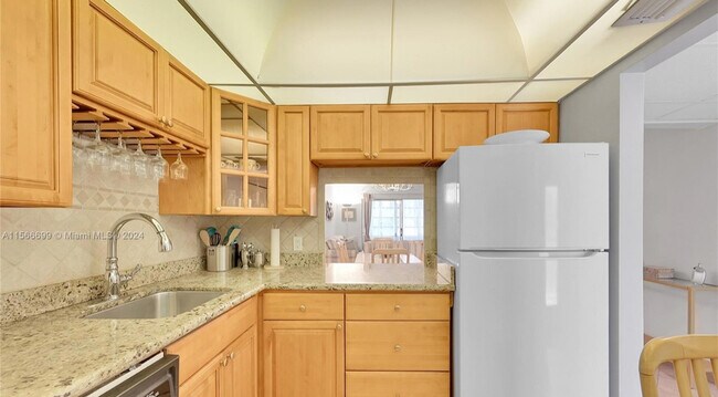 Building Photo - 1055 Country Club Dr