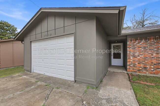 Building Photo - 1312 Churchill Way W