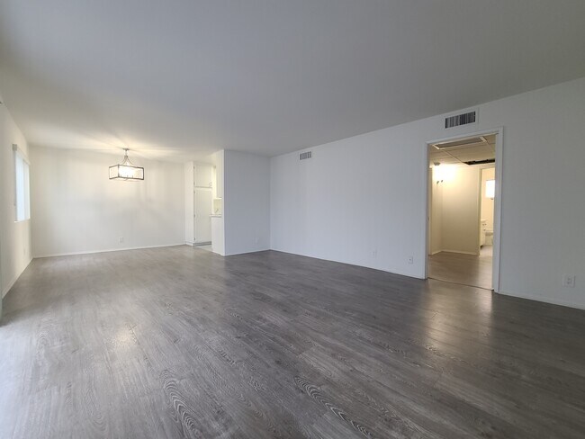 Building Photo - 105 N Croft Ave