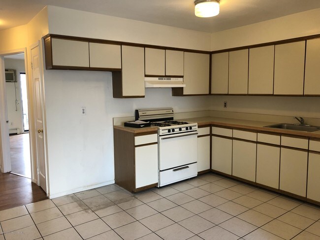 Foto del edificio - 379 Bradley Ave