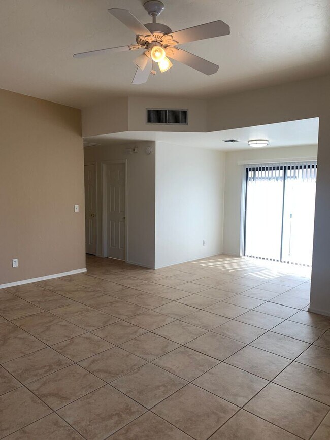 Building Photo - 9110 E Esperanza Dr