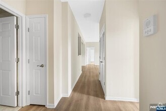 Building Photo - 1109 Tenakill Park W