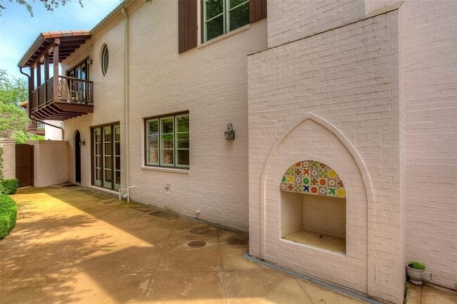 Building Photo - 245 Casa Blanca Ave
