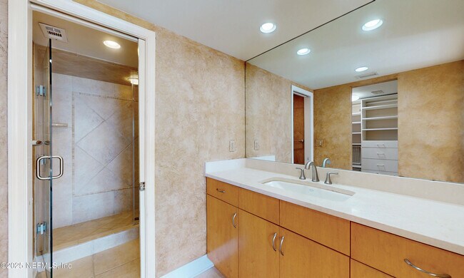 Building Photo - 2100 Ocean Dr S