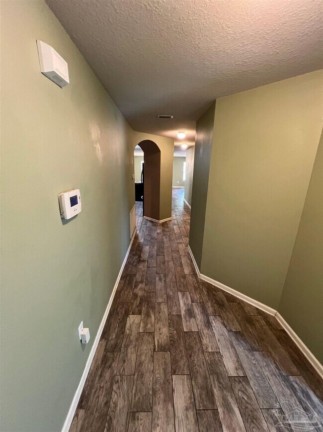 Building Photo - 137 Creekview Dr