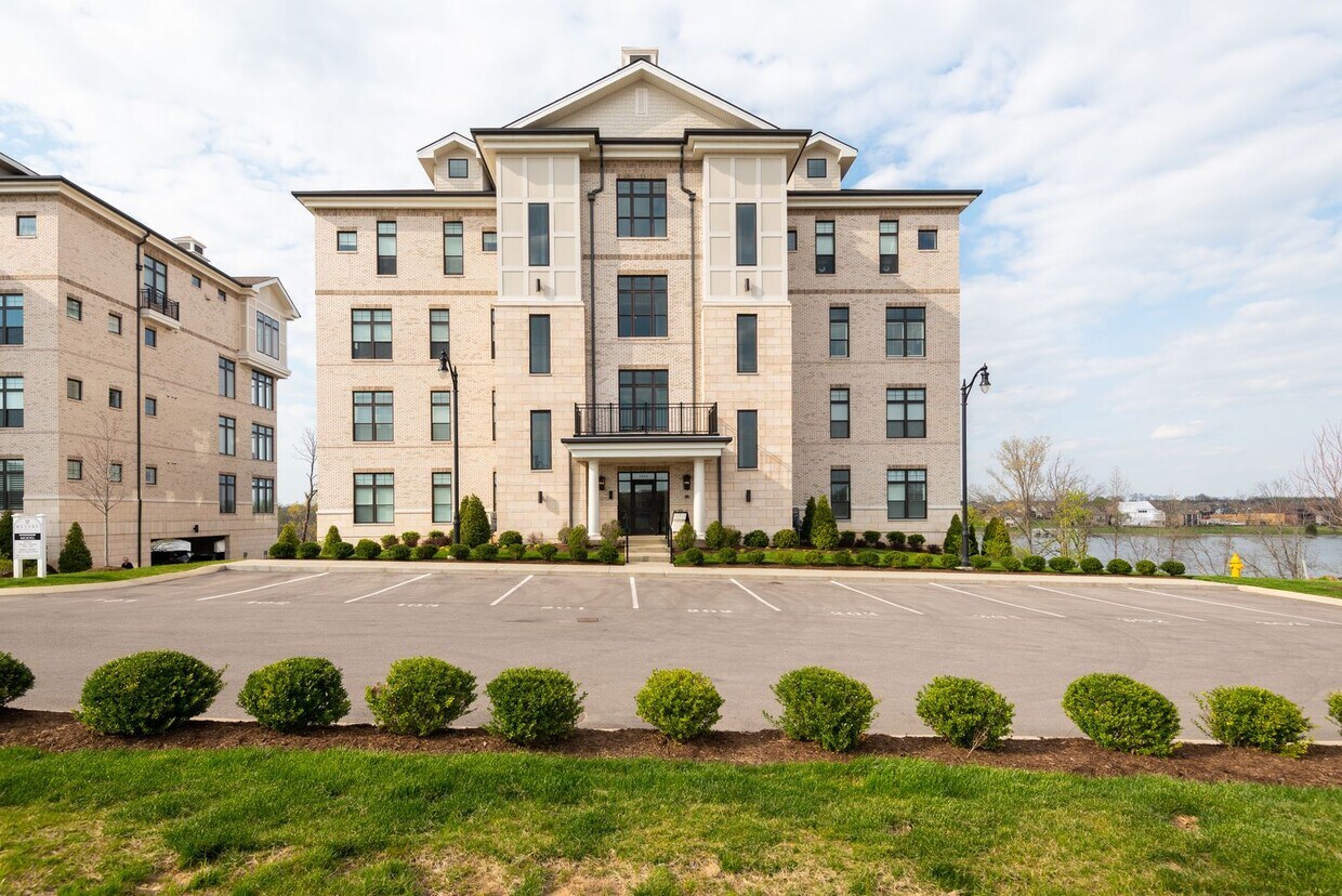 Foto principal - Lakefront Condo at Revery Point