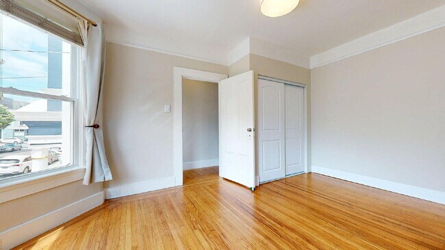 Foto del edificio - Convenient & Large 2BR/1BA Flat w/ In Unit Laundry & Dishwasher