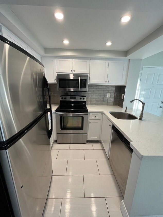 ONE BEDROOM ONE BATHROOM with FULL LAKE VIEW! - ONE BEDROOM ONE BATHROOM with FULL LAKE VIEW!